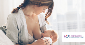 Kobieta karmiąca piersią dziecko.